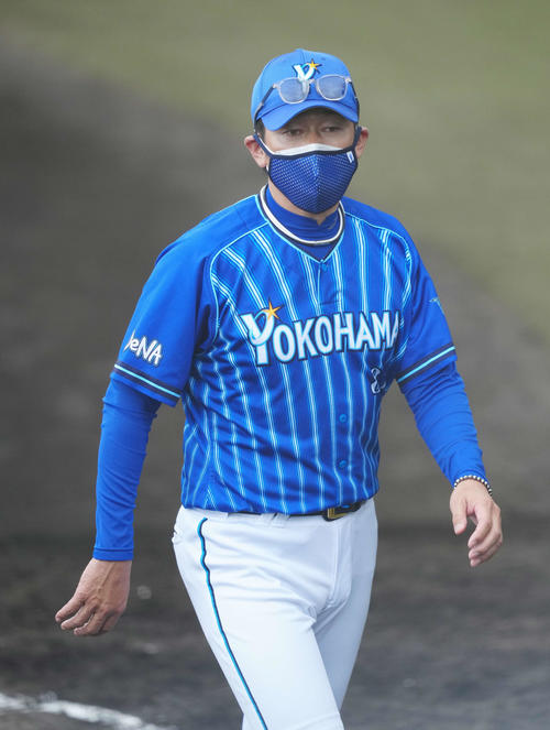 広島対DeNA 4回裏開始前、選手交代を告げベンチに引き揚げるDeNA三浦監督（撮影・江口和貴）