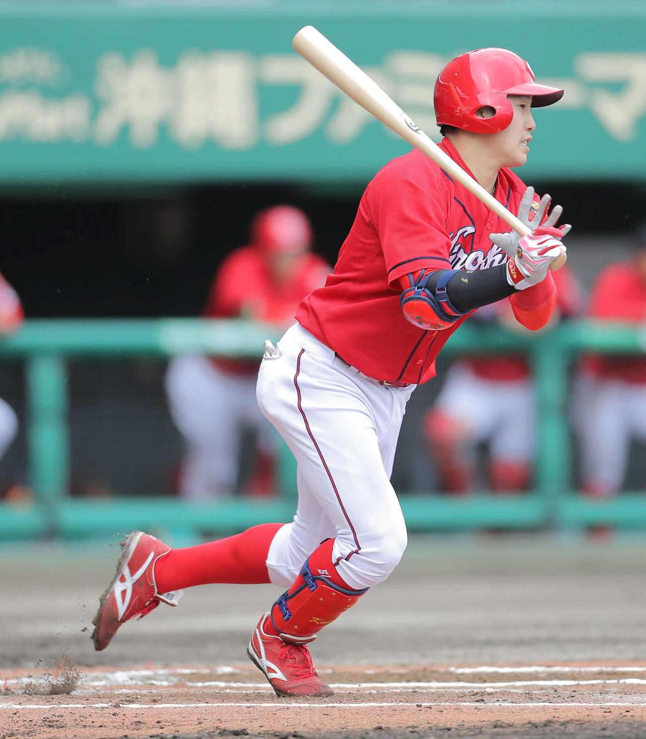 巨人対広島　6回表1死一、二塁、右前先制適時打を放つ小園（撮影・河田真司）