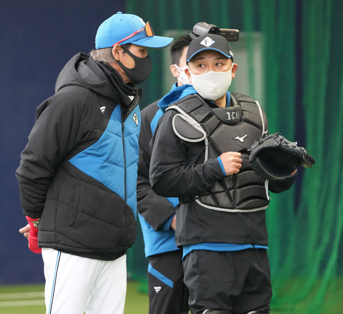 ブルペンで谷繁氏（右）と話す日本ハム新庄監督（撮影・鈴木みどり）