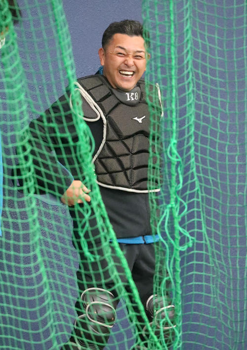笑顔でプロテクターをつける谷繁氏（撮影・佐藤翔太）