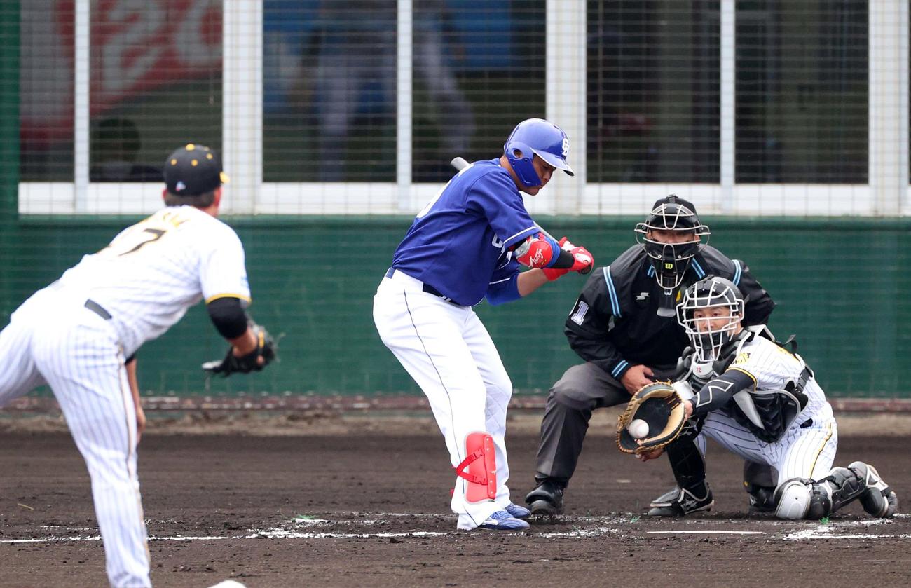 阪神対中日練習試合　3回表中日2死、山下の内角低めを攻める桐敷（撮影・上田博志）