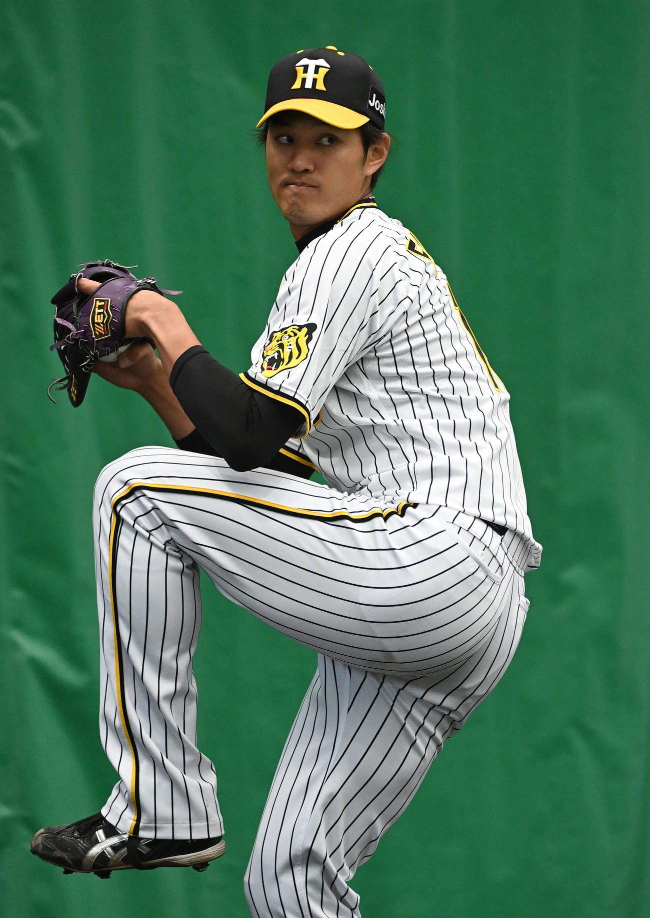 ブルペンで投球練習を行う藤浪（撮影・前岡正明）