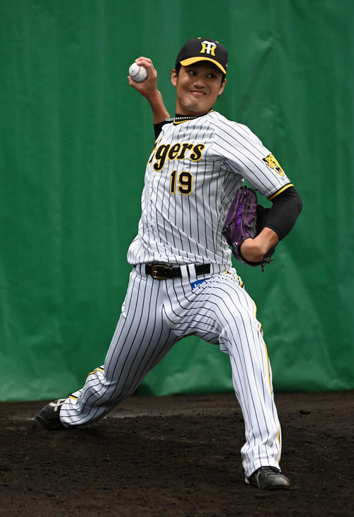 ブルペンで投球練習を行う藤浪（撮影・前岡正明）