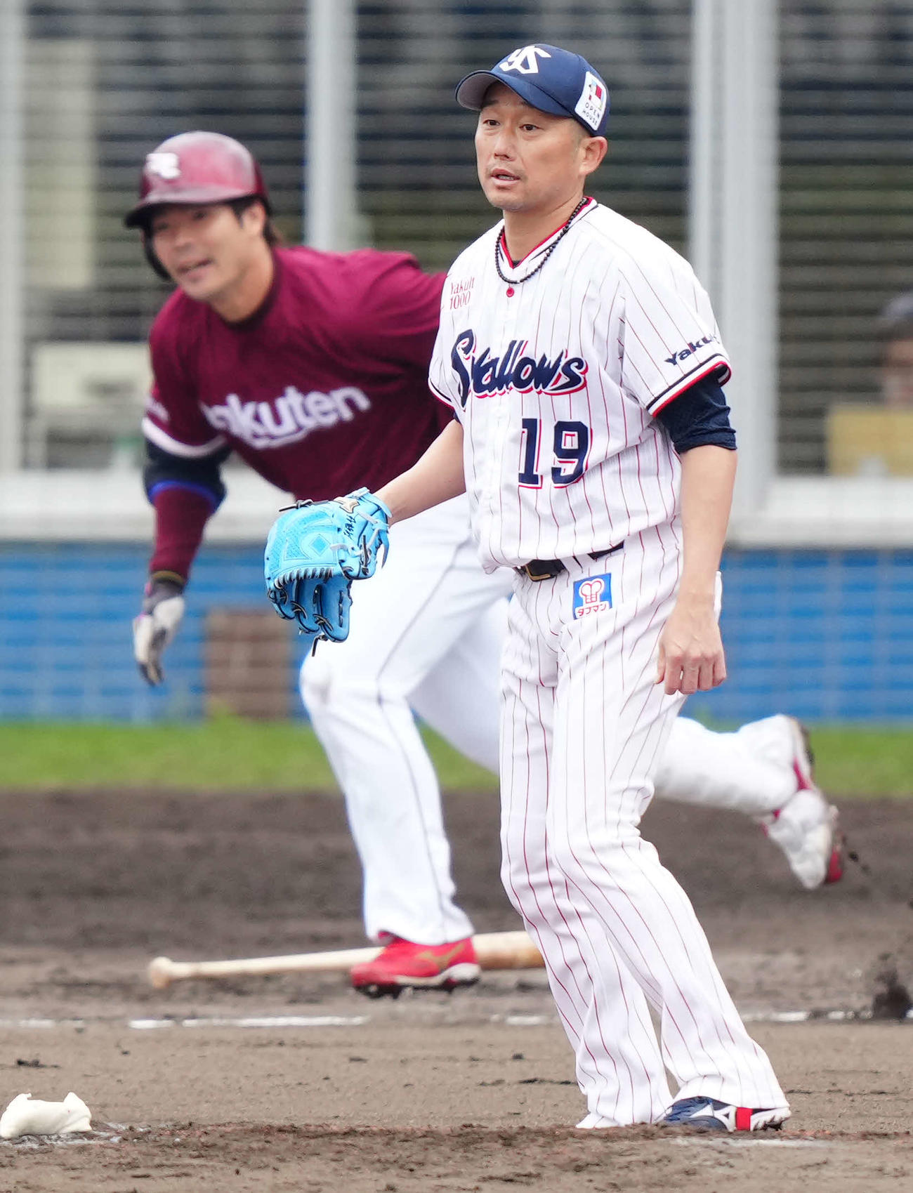 ヤクルト対楽天　2回表楽天無死、島内（後方）を二ゴロに仕留める石川（撮影・江口和貴）