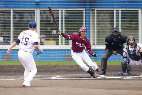 ヤクルト対楽天　1回表楽天無死、二ゴロに倒れる西川。投手石川（撮影・江口和貴）