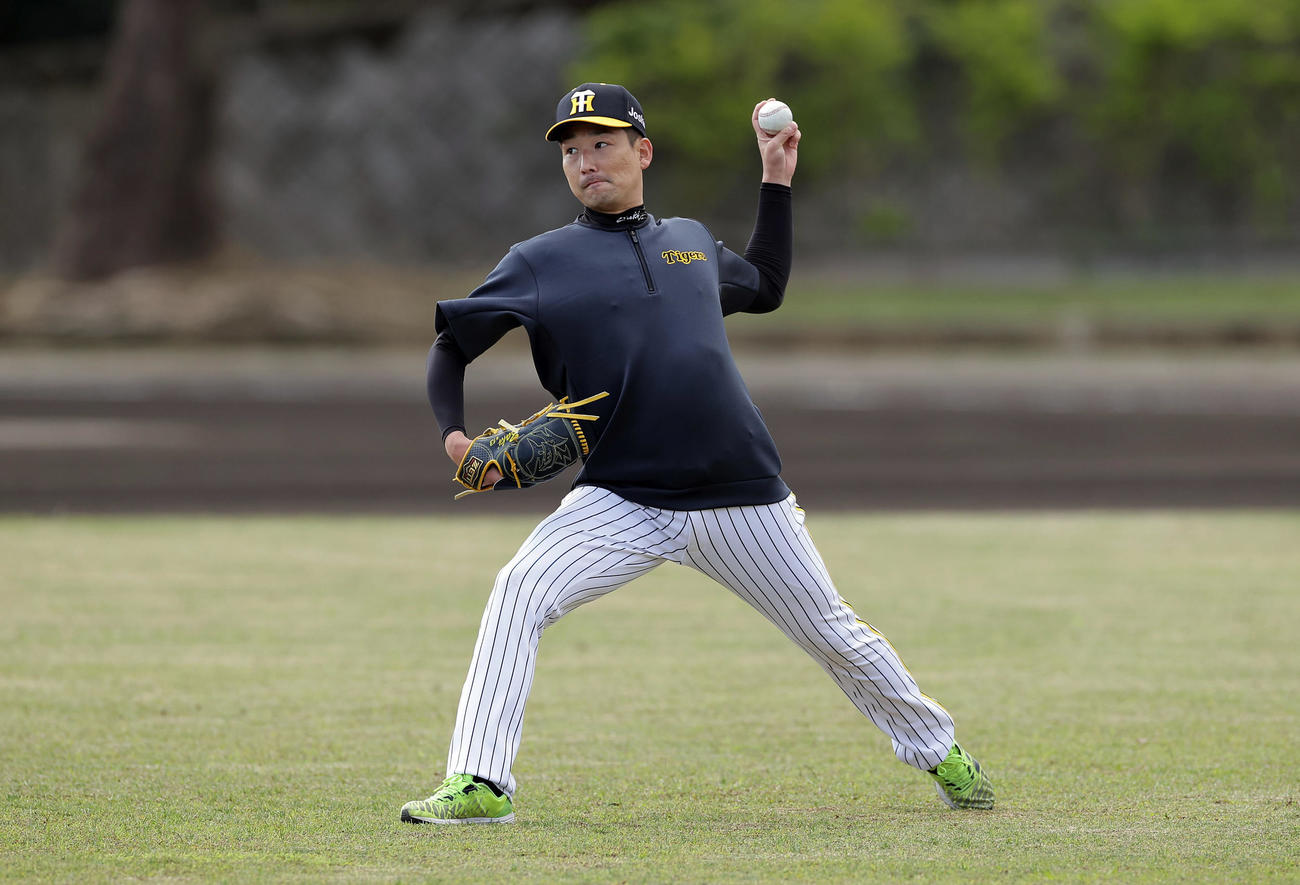 2022年2月6日、キャッチボールする阪神岩崎（撮影・前田充）