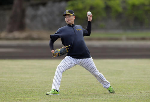 2022年2月6日、キャッチボールする阪神岩崎（撮影・前田充）