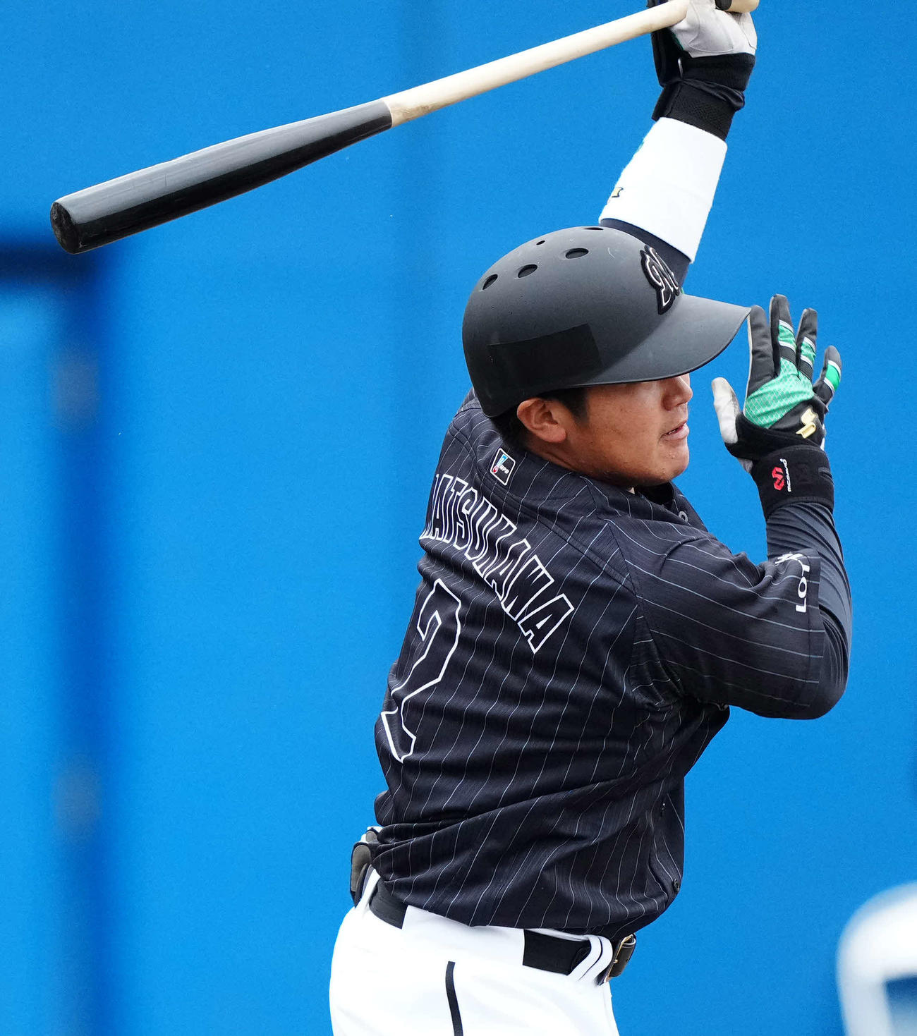 20日のヤクルト戦で右前打を放つロッテ松川