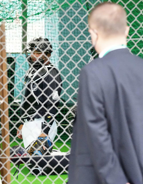 ブルペン捕球するロッテ捕手の松川。手前は田村氏（撮影・江口和貴）