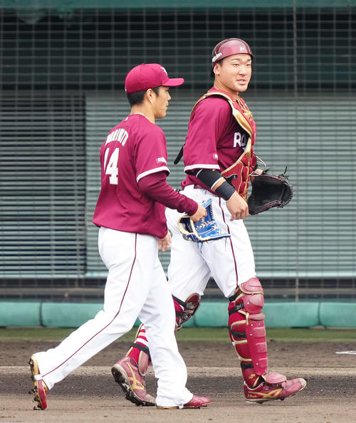 巨人対楽天　1回裏終了後、楽天先発則本（左）と言葉をかわしながらベンチに引き揚げる捕手安田（撮影・江口和貴）