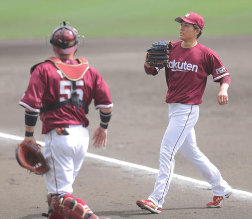 巨人対楽天　4回裏を抑え、ベンチに戻る早川（右）と安田（撮影・河田真司）