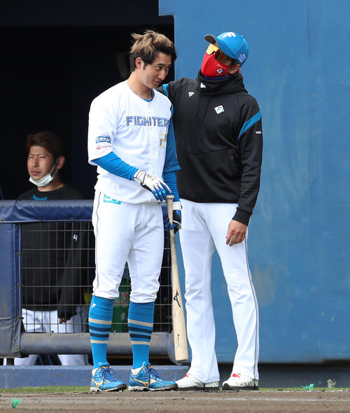 日本ハム対DeNA　試合前、日本ハム浅間（左）の髪型をイジる新庄監督（撮影・佐藤翔太）