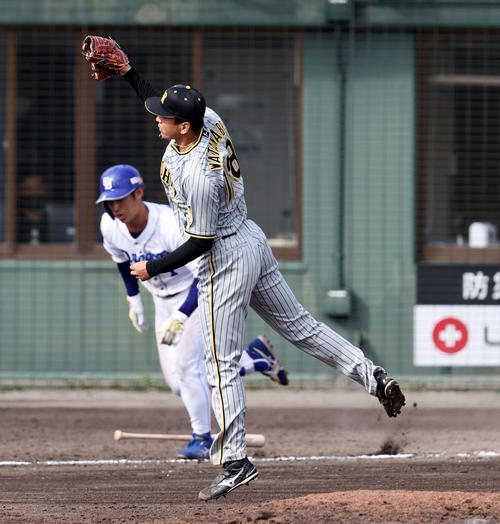 中日対阪神　8回裏中日2死、京田の打球をジャンプして捕球する阪神渡辺雄大（22年2月26日撮影）