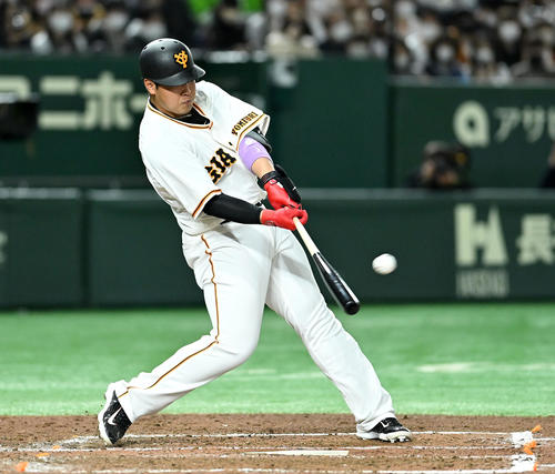 巨人対西武　4回裏巨人無死一塁、岡本和は先制の中越え2点本塁打を放つ（撮影・滝沢徹郎）