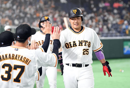 巨人対西武　4回裏巨人無死一塁、先制の中越え2点本塁打を放った岡本和（右手前）は生還しナインとタッチを交わす（撮影・滝沢徹郎）