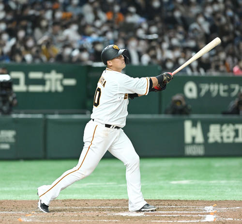 巨人対西武　7回表巨人1死、中田は右越えソロ本塁打を放つ（撮影・滝沢徹郎）