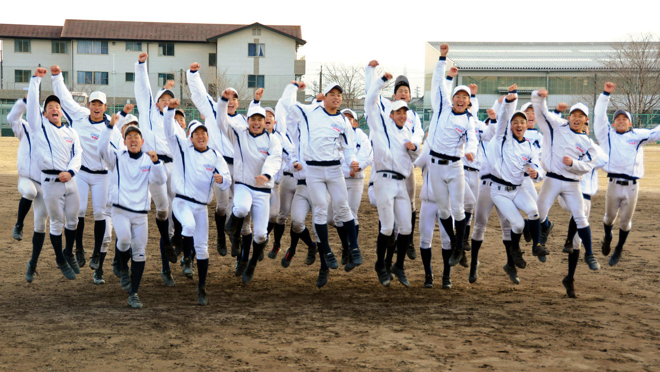 1月28日、選抜大会出場を決め、喜ぶ大垣日大ナイン（朝日新聞）