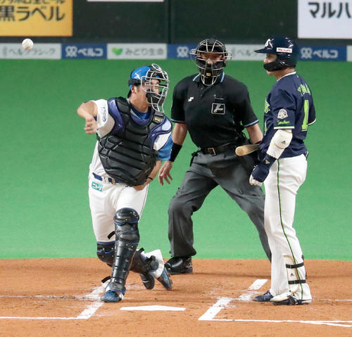 日本ハム対ヤクルト　1回表ヤクルト1死一塁、二塁に悪送球をする捕手速水（撮影・佐藤翔太）