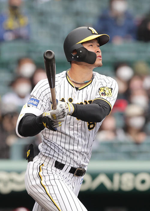 阪神対楽天　7回裏阪神無死、右越え二塁打を放つ佐藤輝（撮影・前田充）