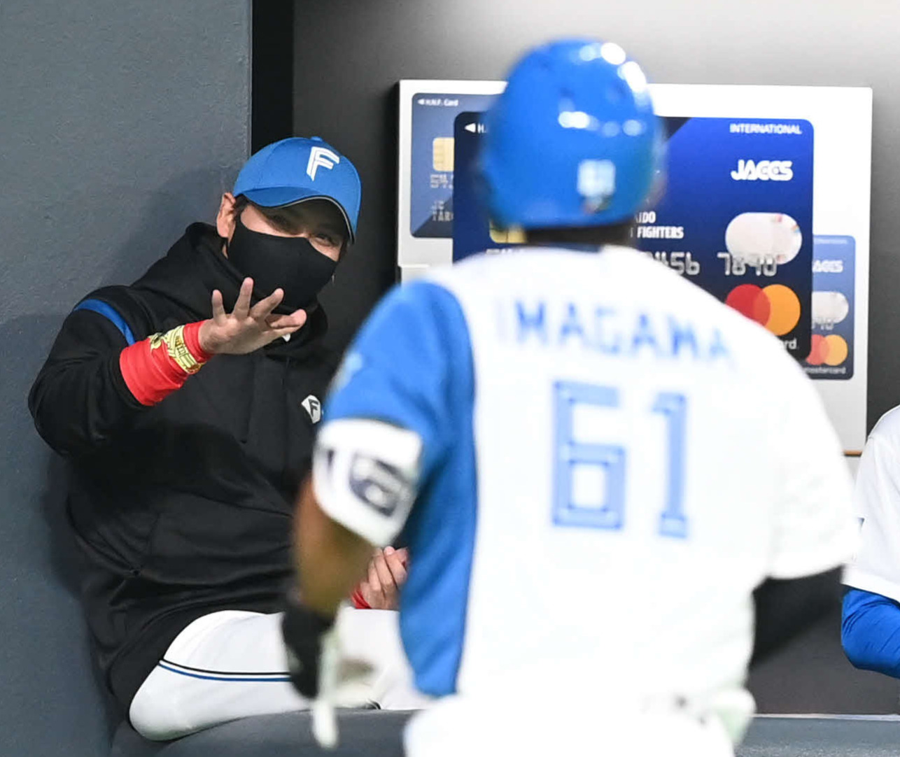 5回裏日本ハム無死、ソロ本塁打を放った今川（手前）を迎える新庄監督（撮影・たえ見朱実）