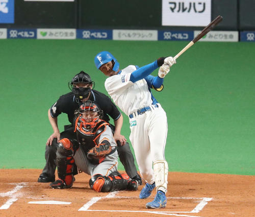 1回裏日本ハム無死二塁、左翼線に適時二塁打を放つ万波(撮影・黒川智章)