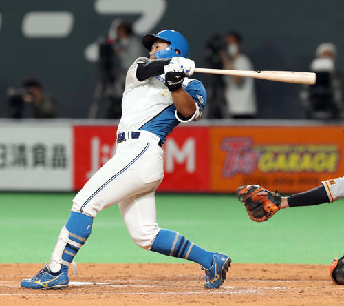 5回裏日本ハム無死、今川は左越え本塁打を放つ(撮影・佐藤翔太)