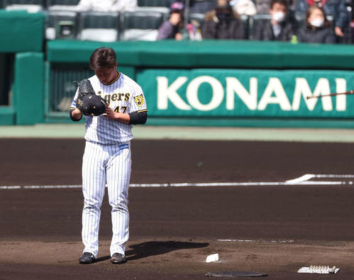 阪神対楽天　1回表、帽子を見つめて精神統一する阪神桐敷（撮影・上田博志）