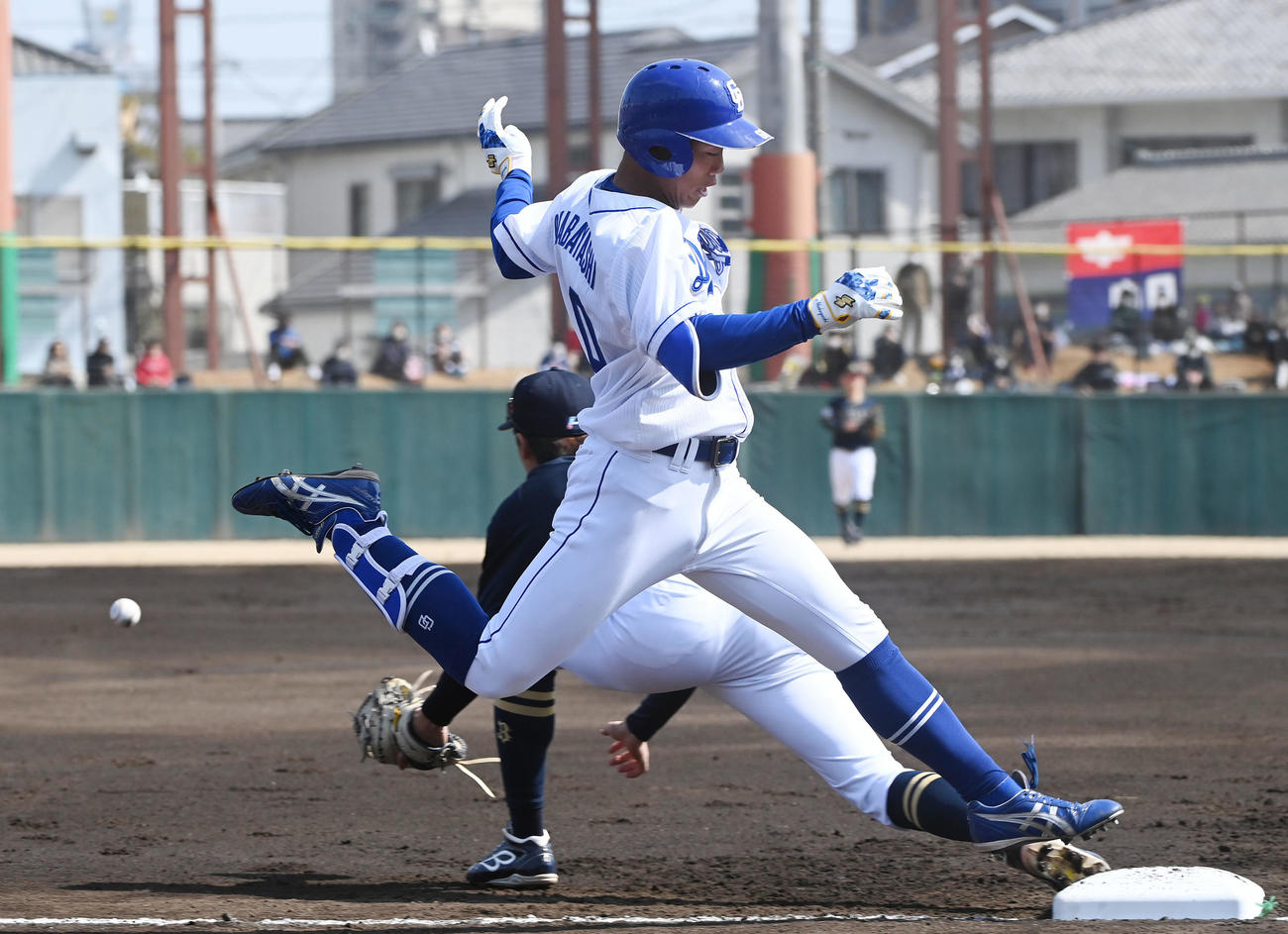 中日対オリックス　1回裏中日1死、遊撃内野安打で出塁する岡林（撮影・森本幸一）