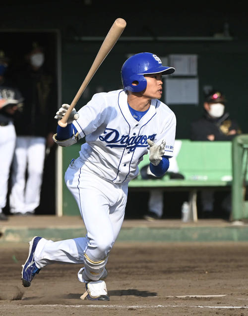 中日対オリックス　8回裏中日無死、右中間へ二塁打を放つ根尾（撮影・森本幸一）