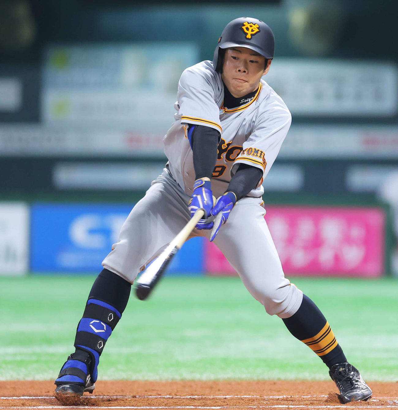 ソフトバンク対巨人　6回表巨人無死、三振に倒れる松原（撮影・河田真司）
