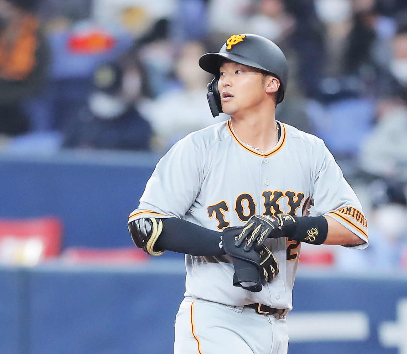 オリックス対巨人　7回表巨人無死、中前打を放ち出塁する吉川（撮影・河田真司）