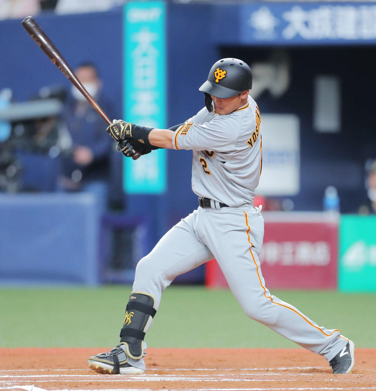 オリックス対巨人　7回表巨人無死、中前打を放つ吉川（撮影・河田真司）