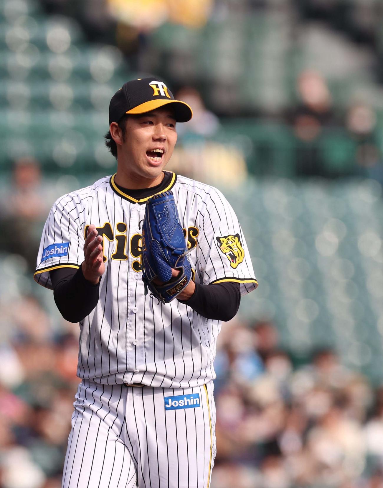 阪神対中日　7回1失点と好投した青柳は熊谷の好プレーに拍手を送る（撮影・上田博志）