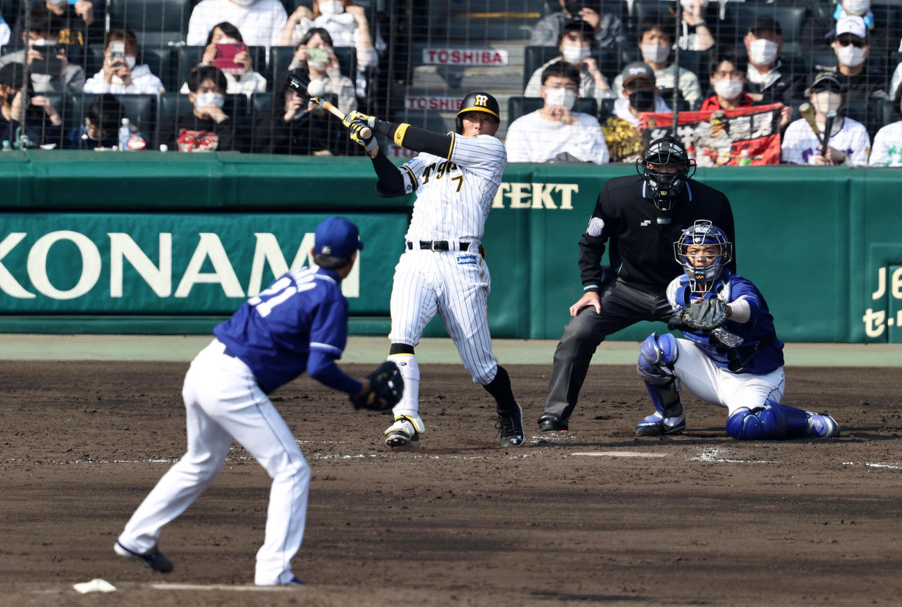 阪神対中日　5回裏阪神2死二、三塁、代打糸井は中前適時打を放つ。投手は岡田（撮影・加藤哉）