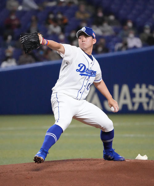 オープン戦中日対巨人　1回表、登板する中日先発の小笠原（撮影・森本幸一）