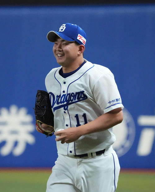 オープン戦中日対巨人　2回表巨人2死二、三塁、小林を投ゴロに打ち取り笑顔の小笠原（撮影・森本幸一）