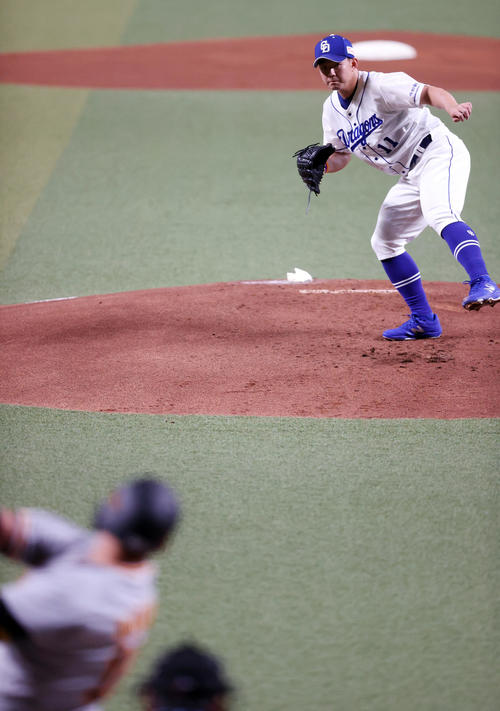 中日対巨人　1回表巨人2死一塁、中田を捕邪飛に打ち取る中日先発の小笠原（撮影・狩俣裕三）