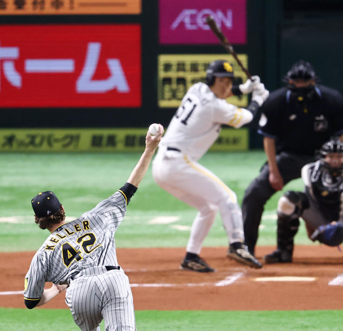 ソフトバンク対阪神　6回裏ソフトバンク2死一塁、ケラーは上林に投球する（撮影・加藤哉）