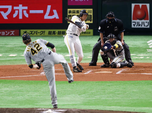 ソフトバンク対阪神　6回裏ソフトバンク2死一塁、上林は空振り三振。投手はケラー（撮影・加藤哉）