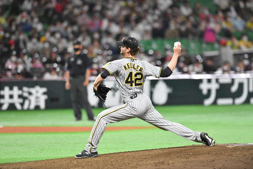ソフトバンク対阪神　ケラーの投球連続写真4（撮影・岩下翔太）