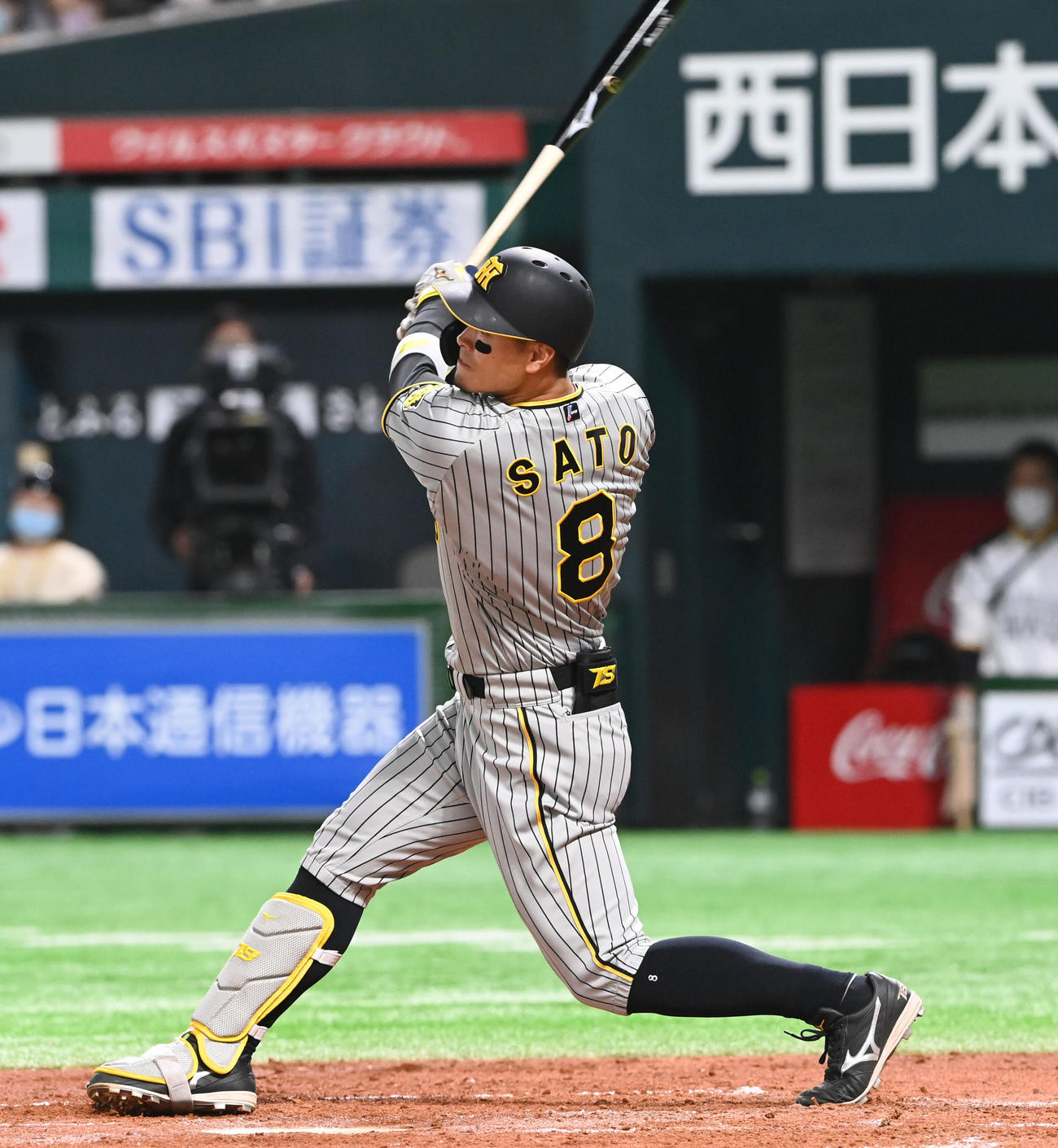 ソフトバンク対阪神　2回表阪神1死一、二塁、佐藤輝は中越え3点ほを放つ（撮影・前岡正明）