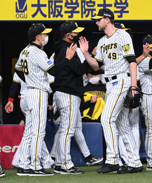 阪神対オリックス　ガンケル（右）を迎える矢野監督（撮影・前岡正明）