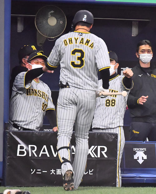 オリックス対阪神　7回表阪神1死三塁、犠飛を放った大山（手前）を迎える矢野監督（右）（撮影・和賀正仁）