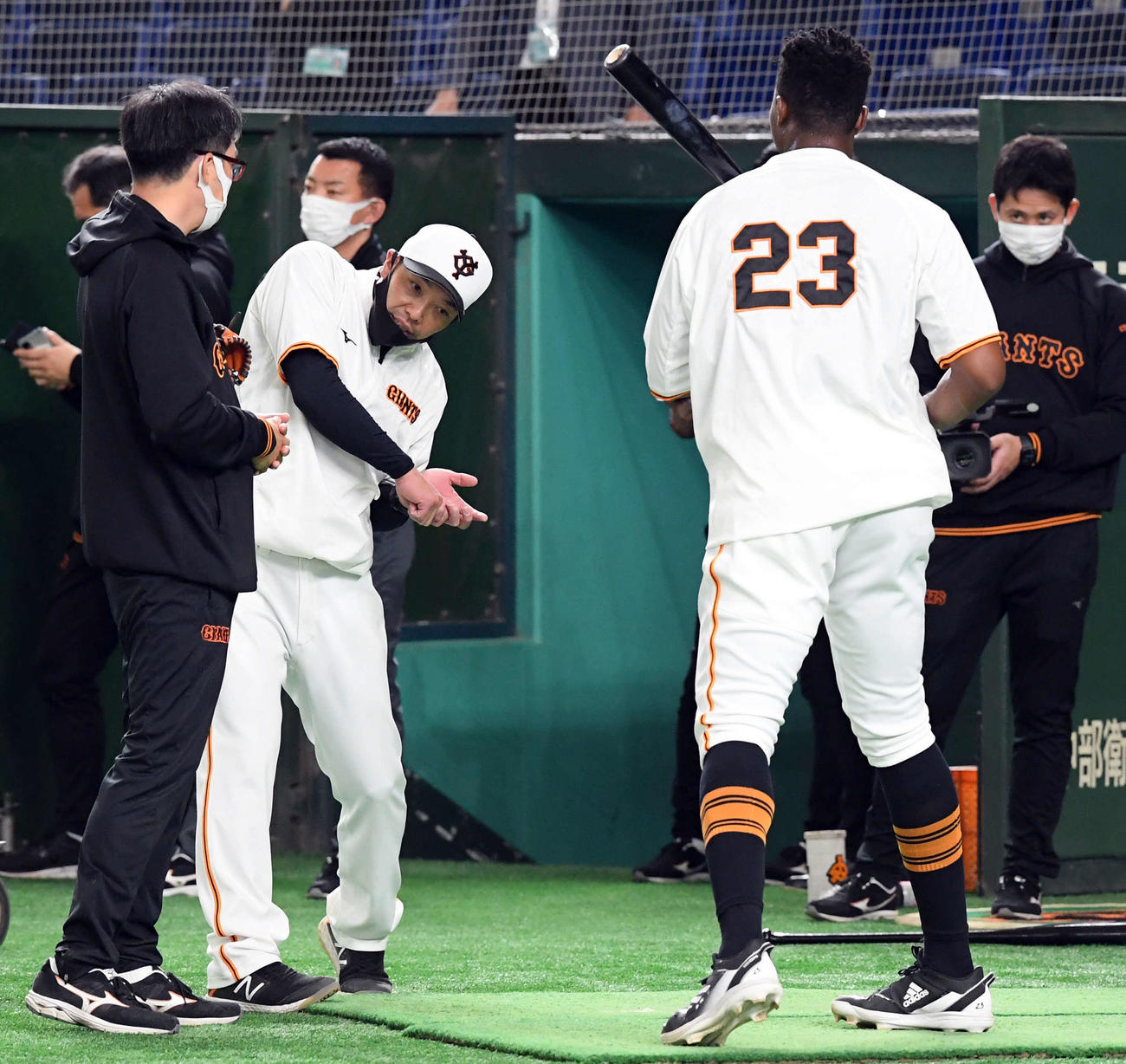 巨人対楽天　試合前練習でポランコに指導する阿部作戦兼ディフェンスコーチ（撮影・たえ見朱実）