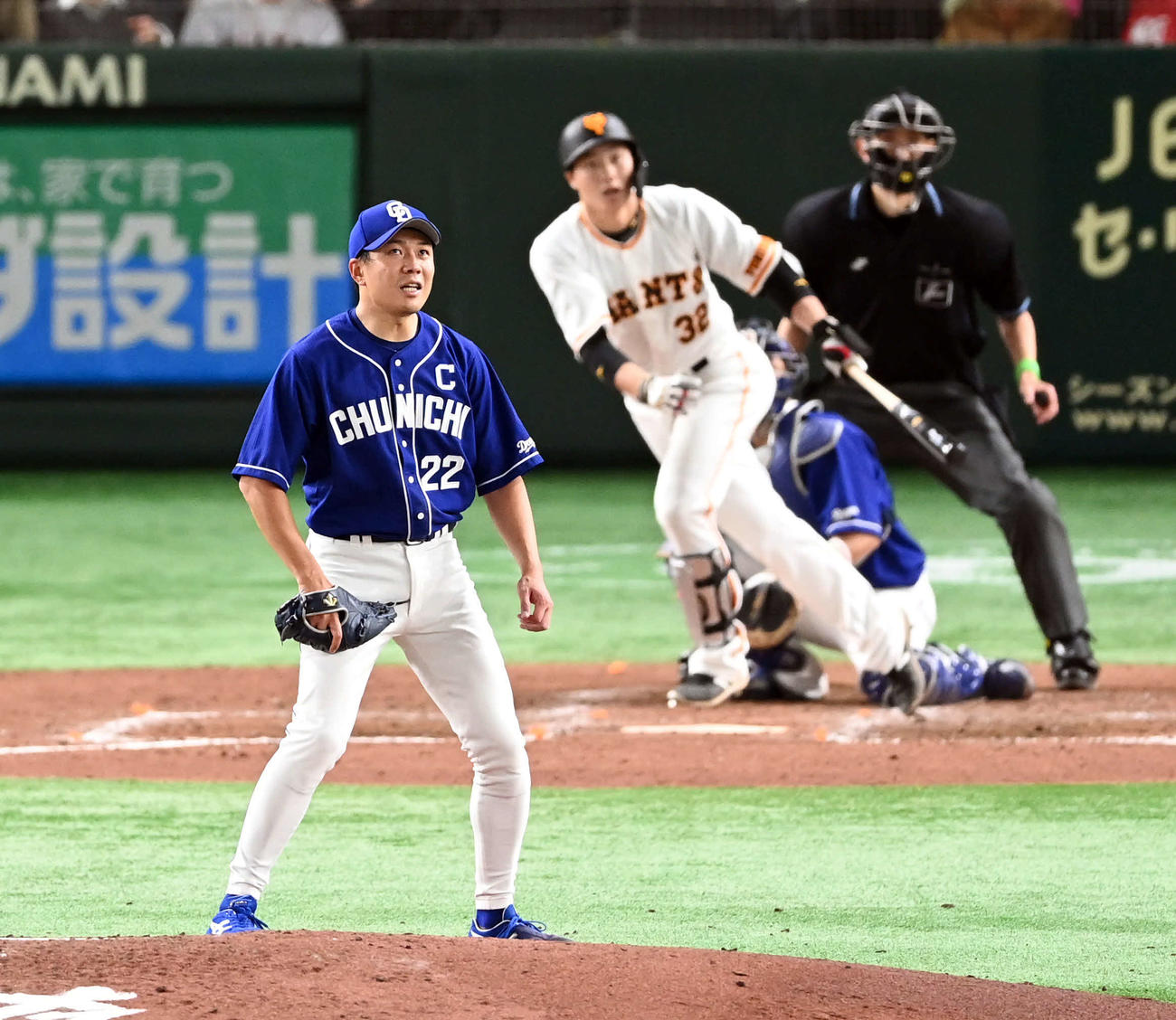 巨人対中日　5回裏巨人2死三塁、広岡に同点適時二塁打を許す大野雄（撮影・たえ見朱実）