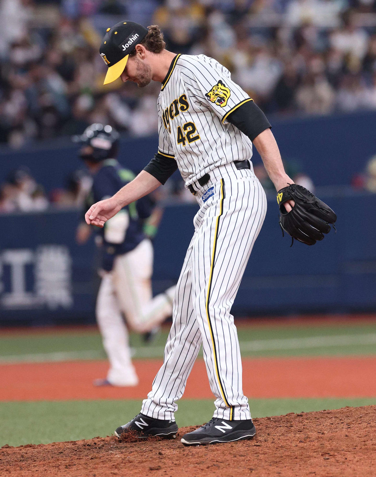 阪神対ヤクルト　9回表ヤクルト無死、ケラーは山田（左）に同点本塁打を浴びる（撮影・上田博志）