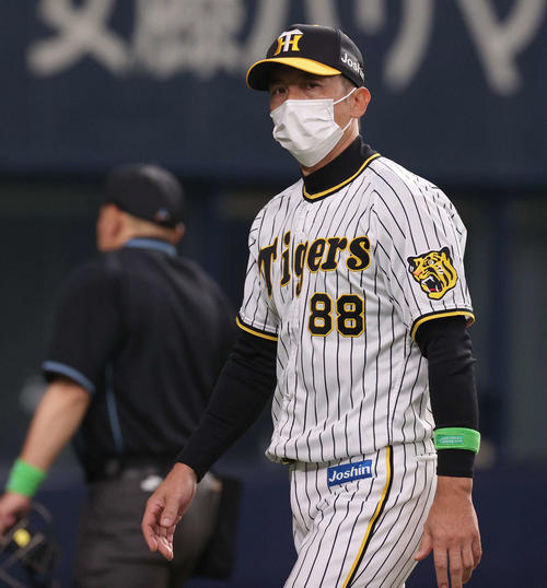 阪神対ヤクルト　9回、1点差でケラーを告げた矢野監督（撮影・上田博志）