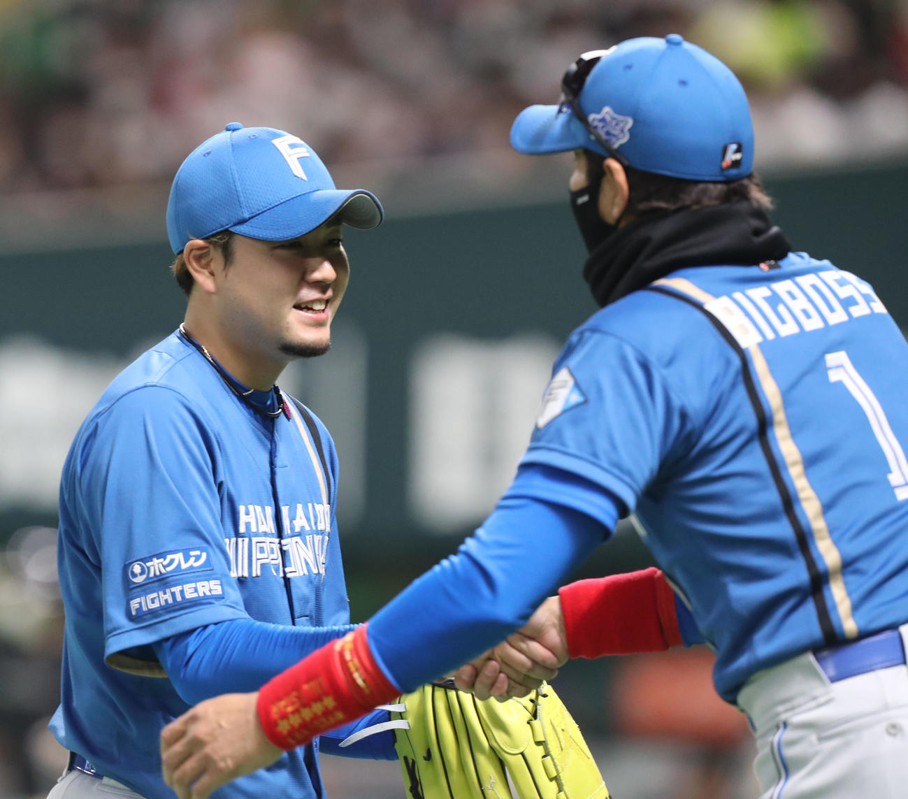 ソフトバンク対日本ハム　1回裏を投げ終え、新庄監督に迎えられる堀（撮影・屋方直哉）