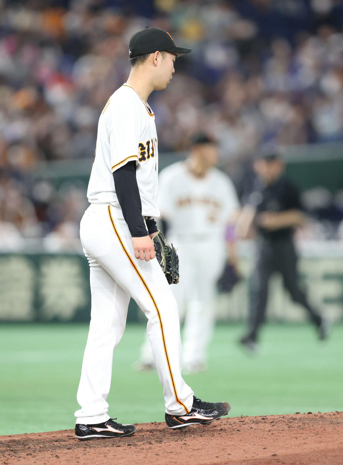 巨人対中日　5回表中日2死一塁、勝野に逆転2点本塁打を浴びる山崎伊（撮影・河田真司）