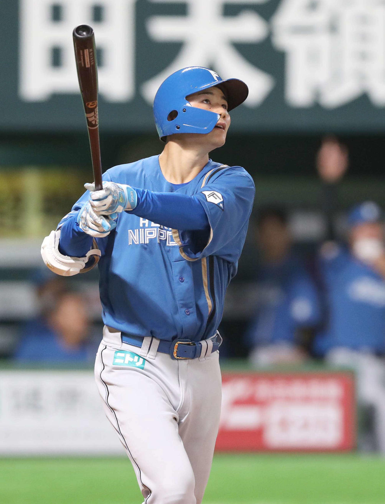ソフトバンク対日本ハム　4回表日本ハム2死、右翼ポール際の打球がファウルになる清宮（撮影・黒川智章）